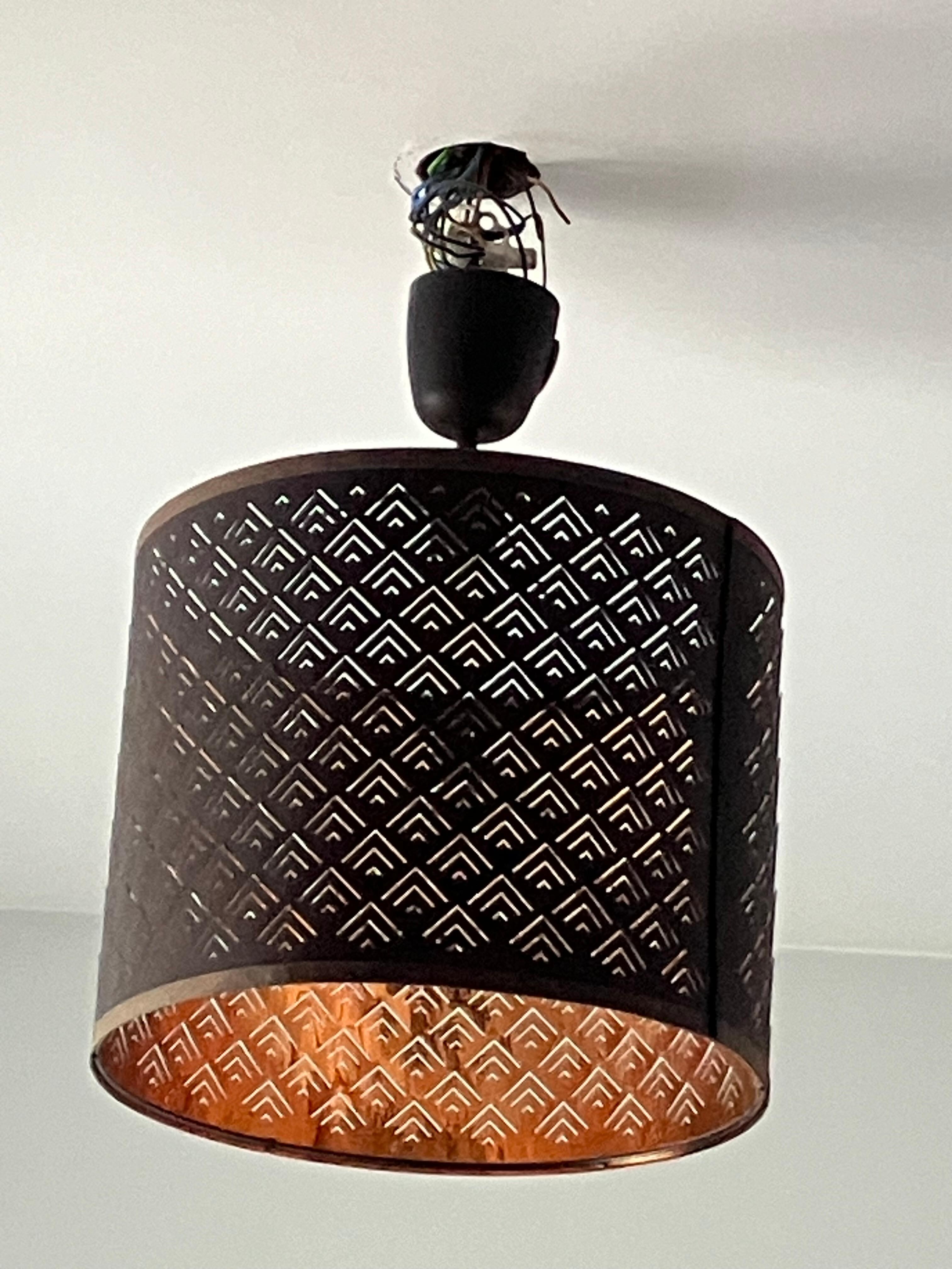 Det var flere lamper som så verre montert ut og noen steder var bare ledningene hengende