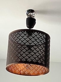 Det var flere lamper som så verre montert ut og noen steder var bare ledningene hengende