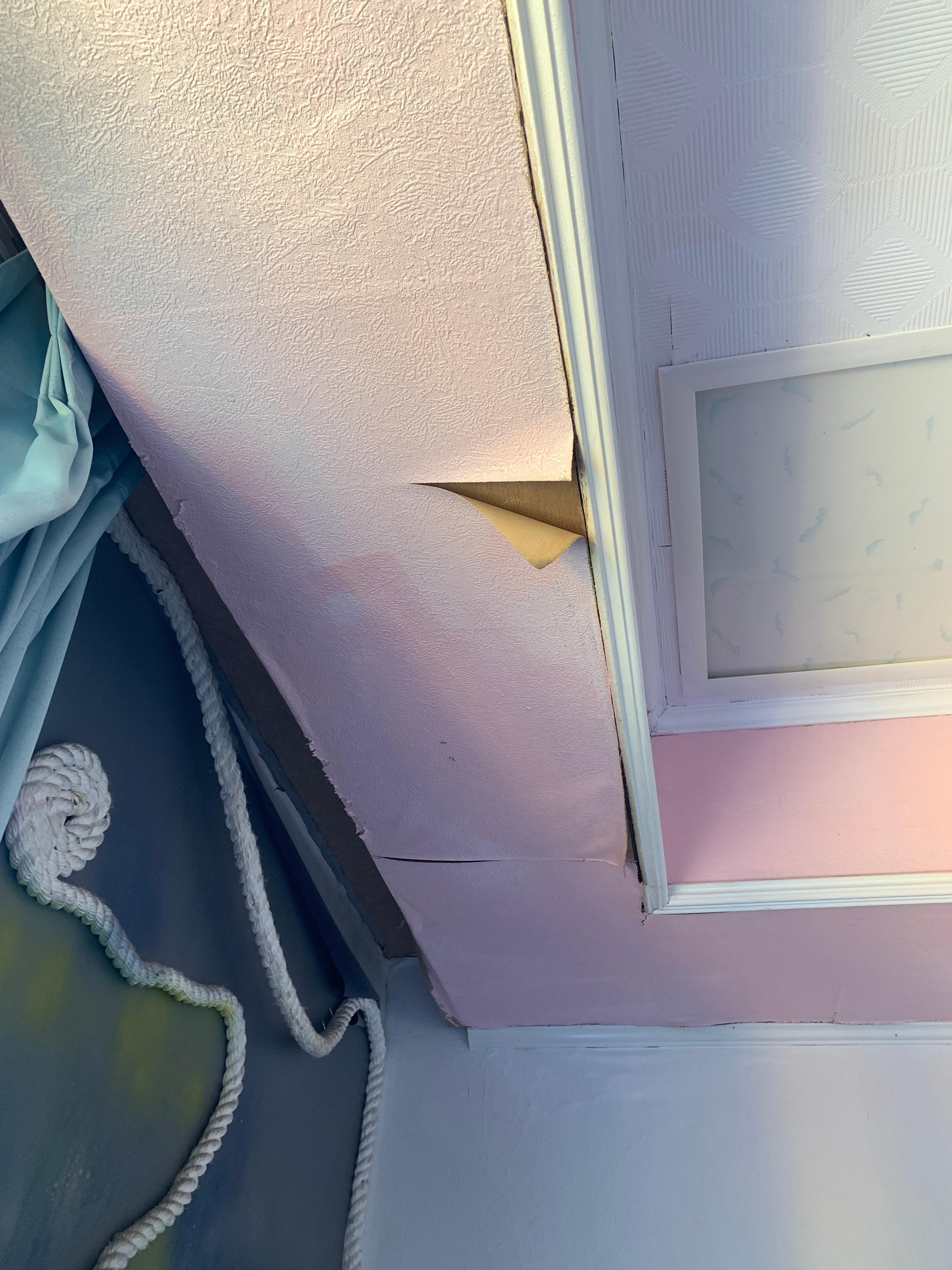 天花板壁紙剝落