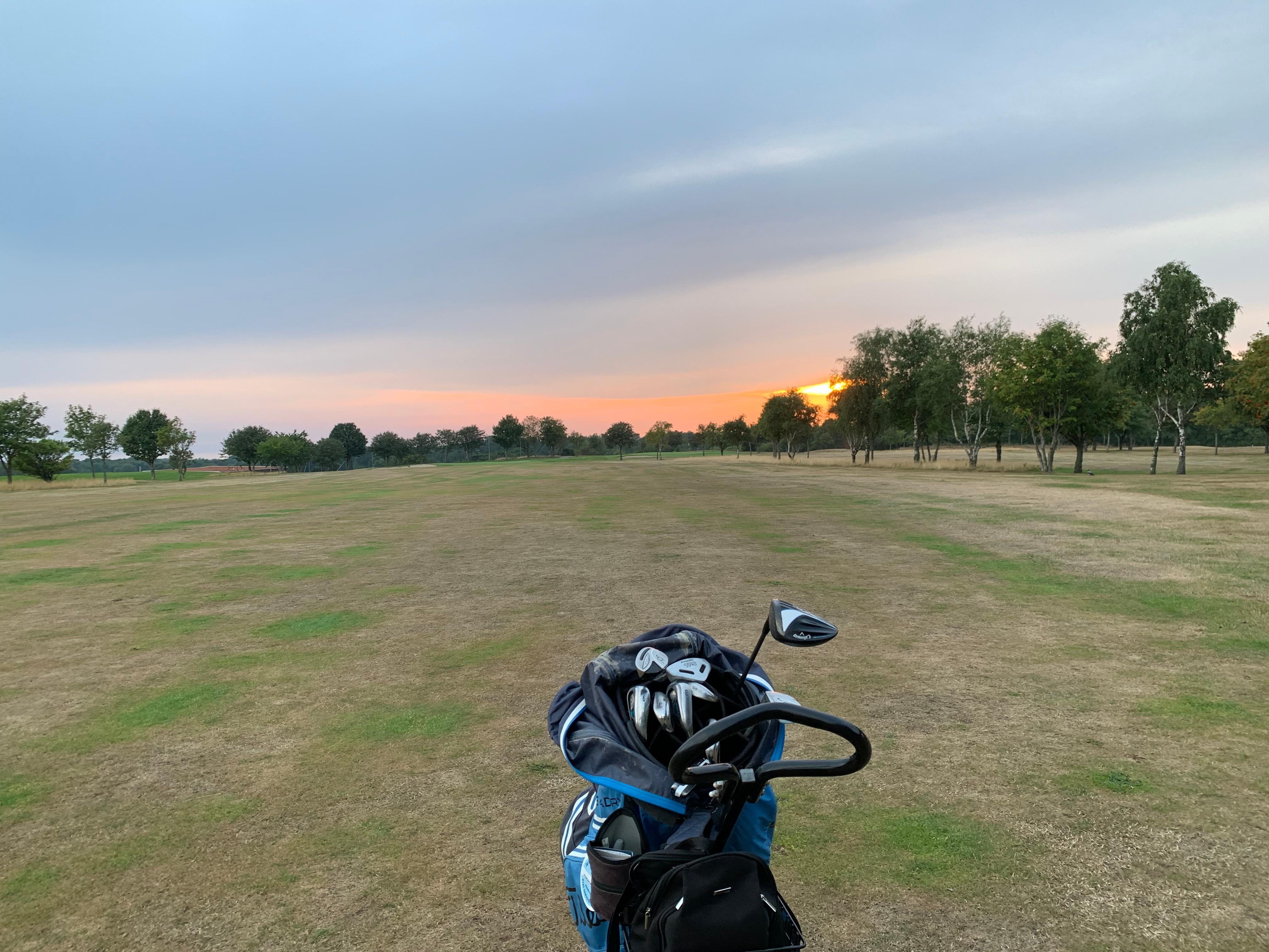 Hull 9 på rød. Vakker kveld, flotte greener tørre fairways. 