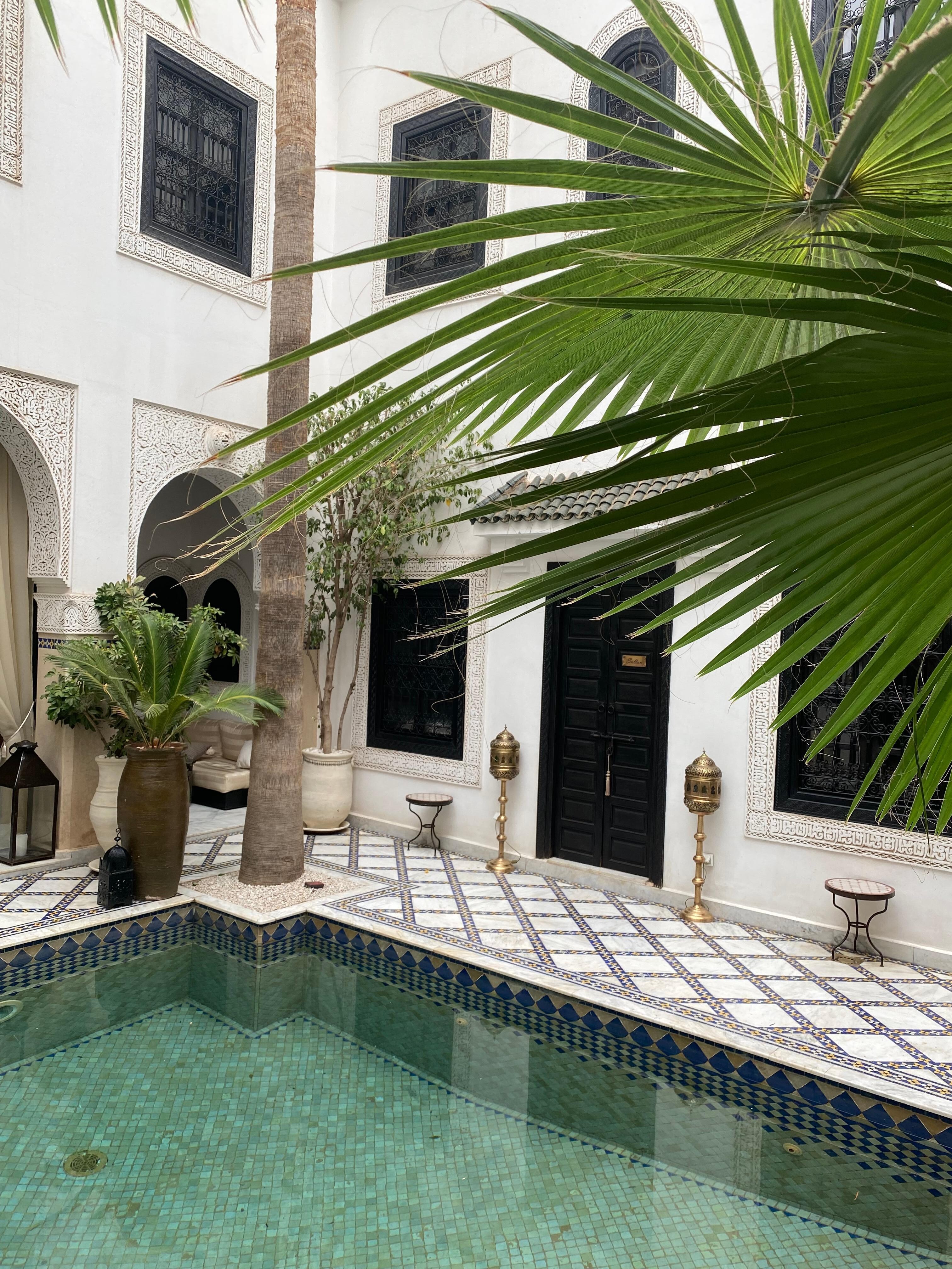 Ved bassenget i første etasje