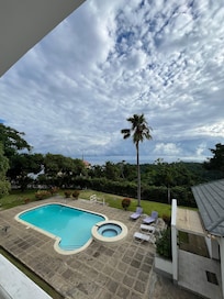 Super piscine avec jolie vue de la terrasse commune !