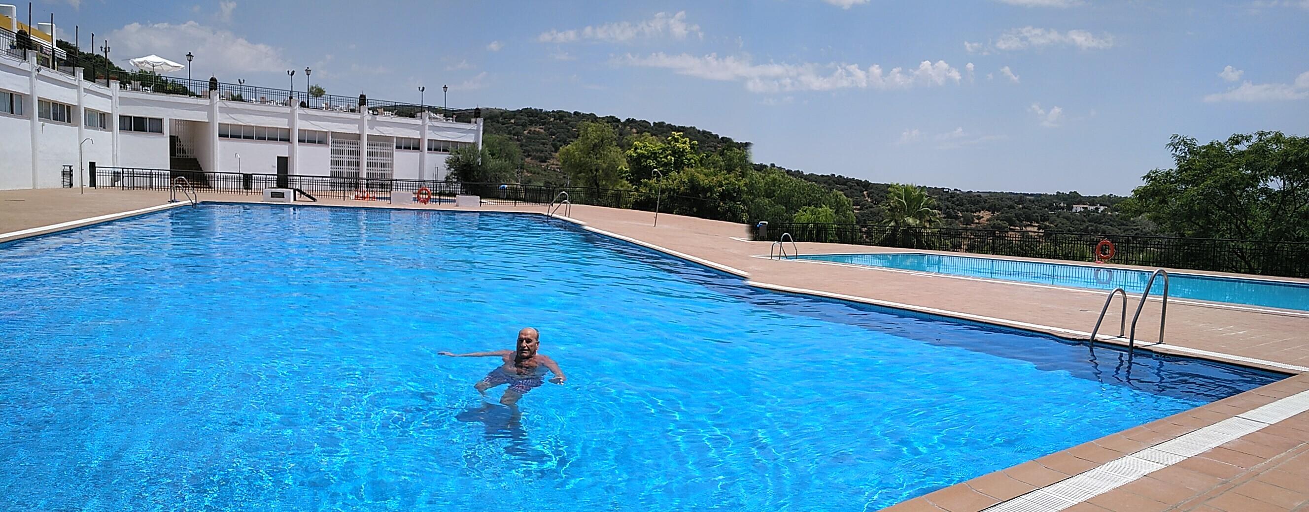 disfruta de una de las piscinas en solitario
