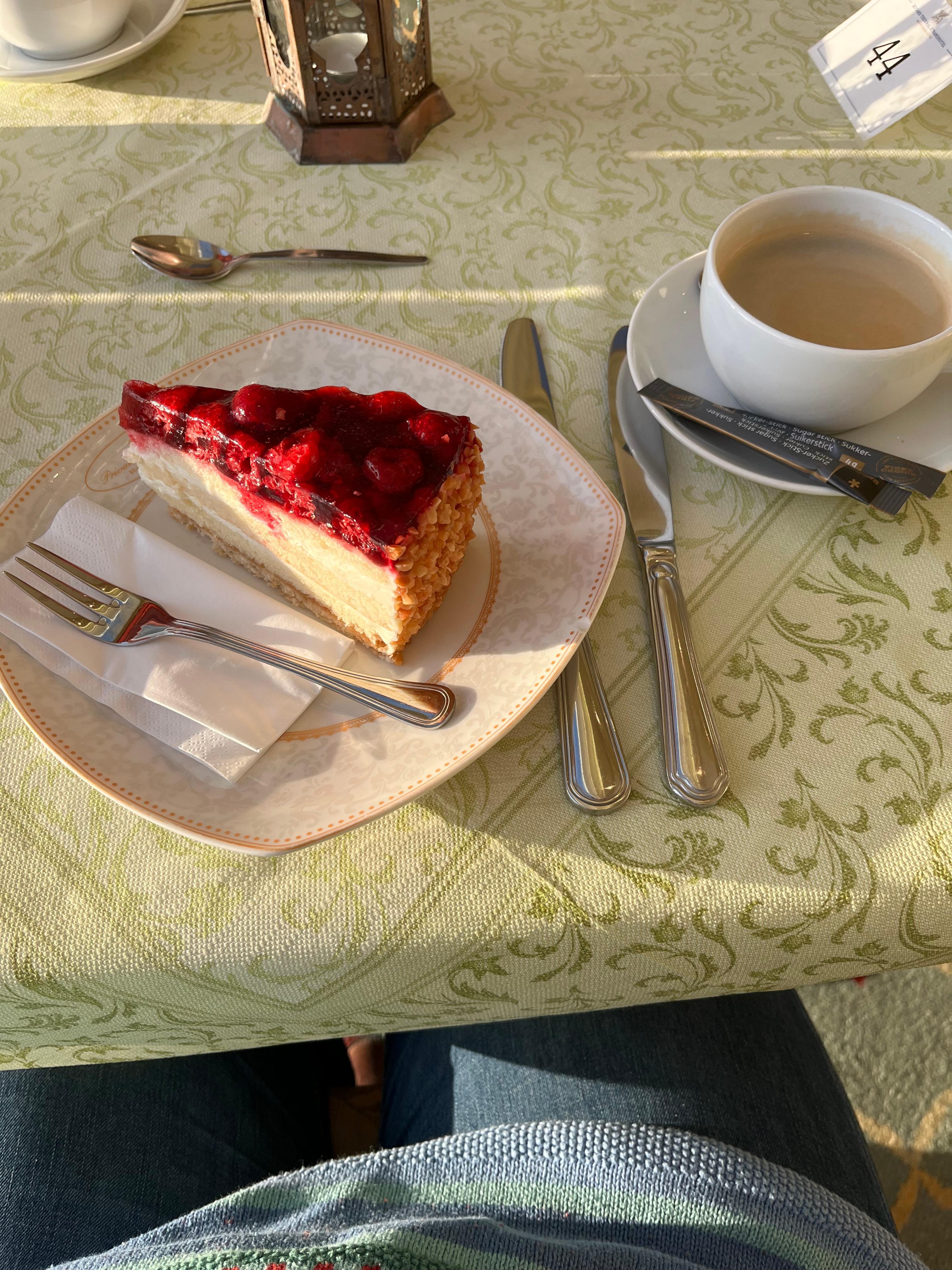 Bjuden av hotellet på kaffe och bakelse på födelsedagen! 