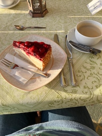 Bjuden av hotellet på kaffe och bakelse på födelsedagen!