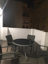 Verandaen, også en solseng med parasoll. God plass til å ta en dans med byens lyder i bakgrunn.