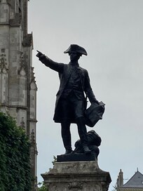 Rochambeau sur la Place de la Repu loque à 2 pas de l’hotel