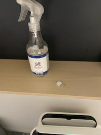 布団に入っていた誰かが使った使用済みのバンドエイド
布団だと白くてわからないので、棚に載せました
