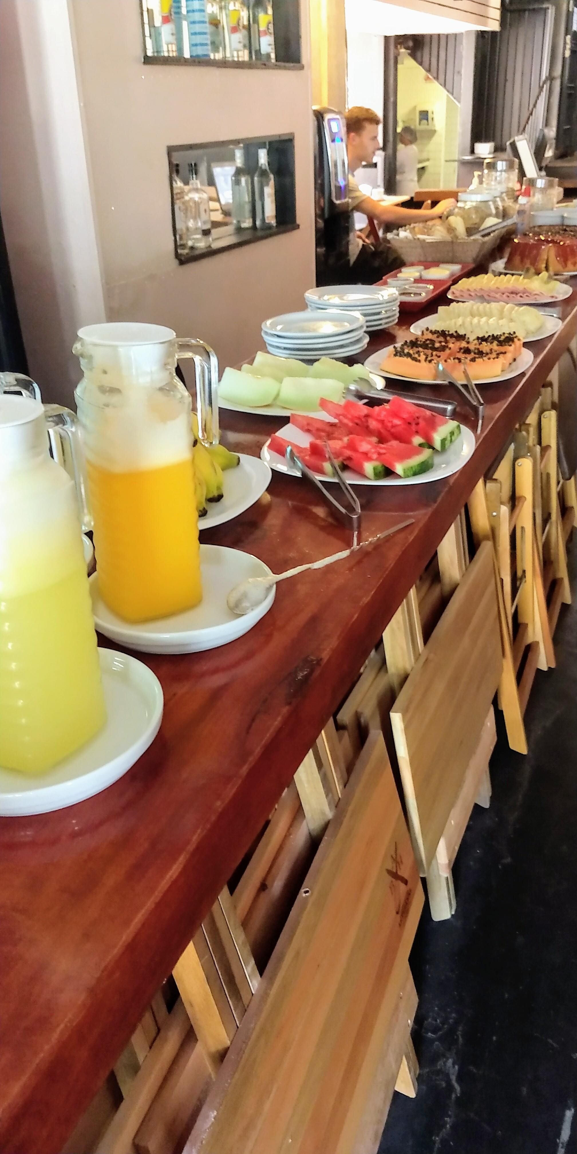 Café da manhã. (Funcionário sem máscara)