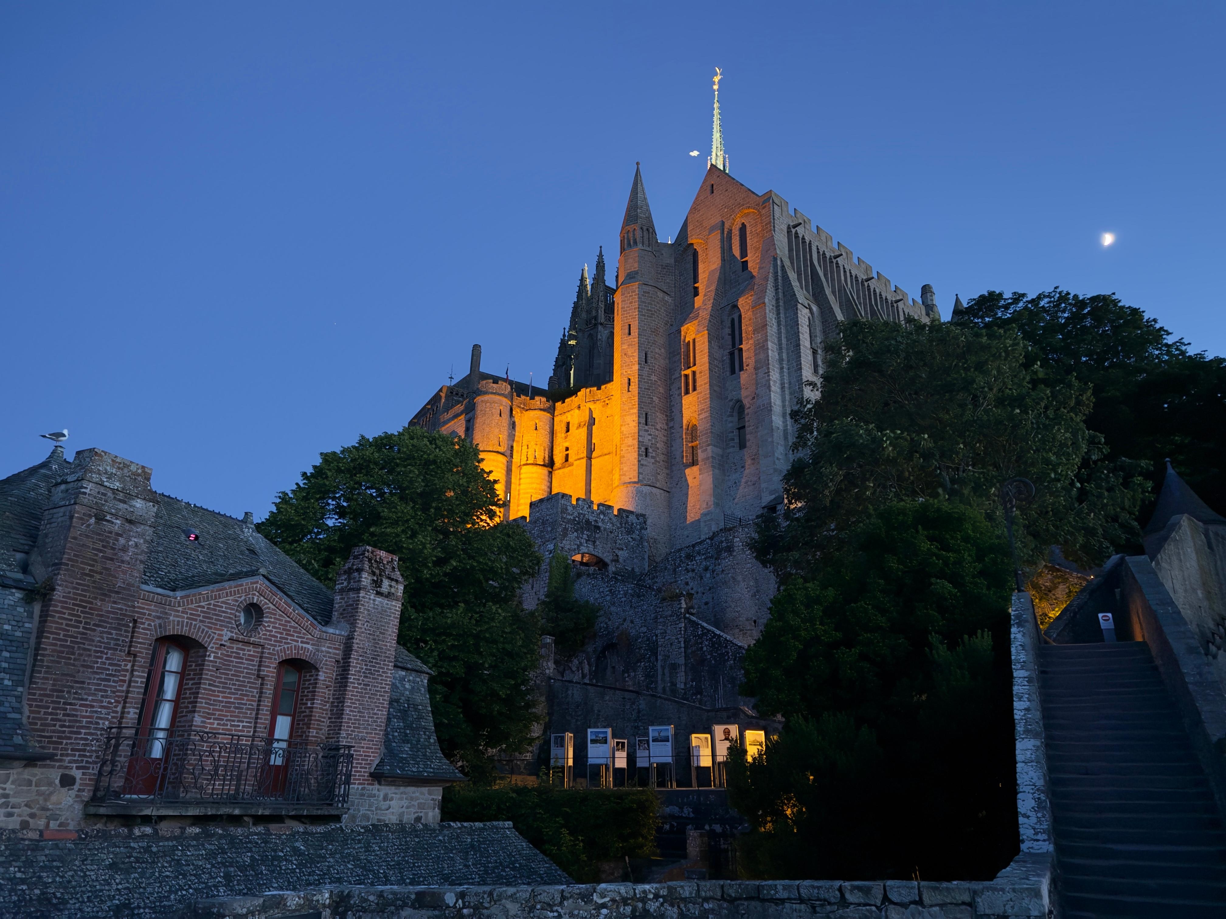 Mont saint michel by night