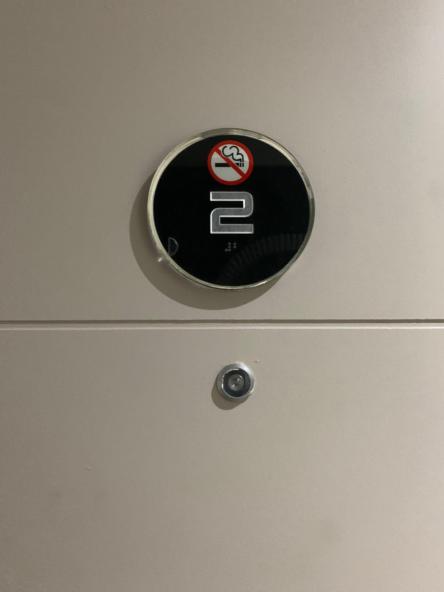 Une chambre non fumeur dites-vous ? L'odeur de cigarette en entrant allait jusqu'à la réception. Nous avons retrouvé des paquets sous le lit.