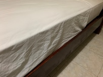 lençol da cama estava amassada logo com chegamos