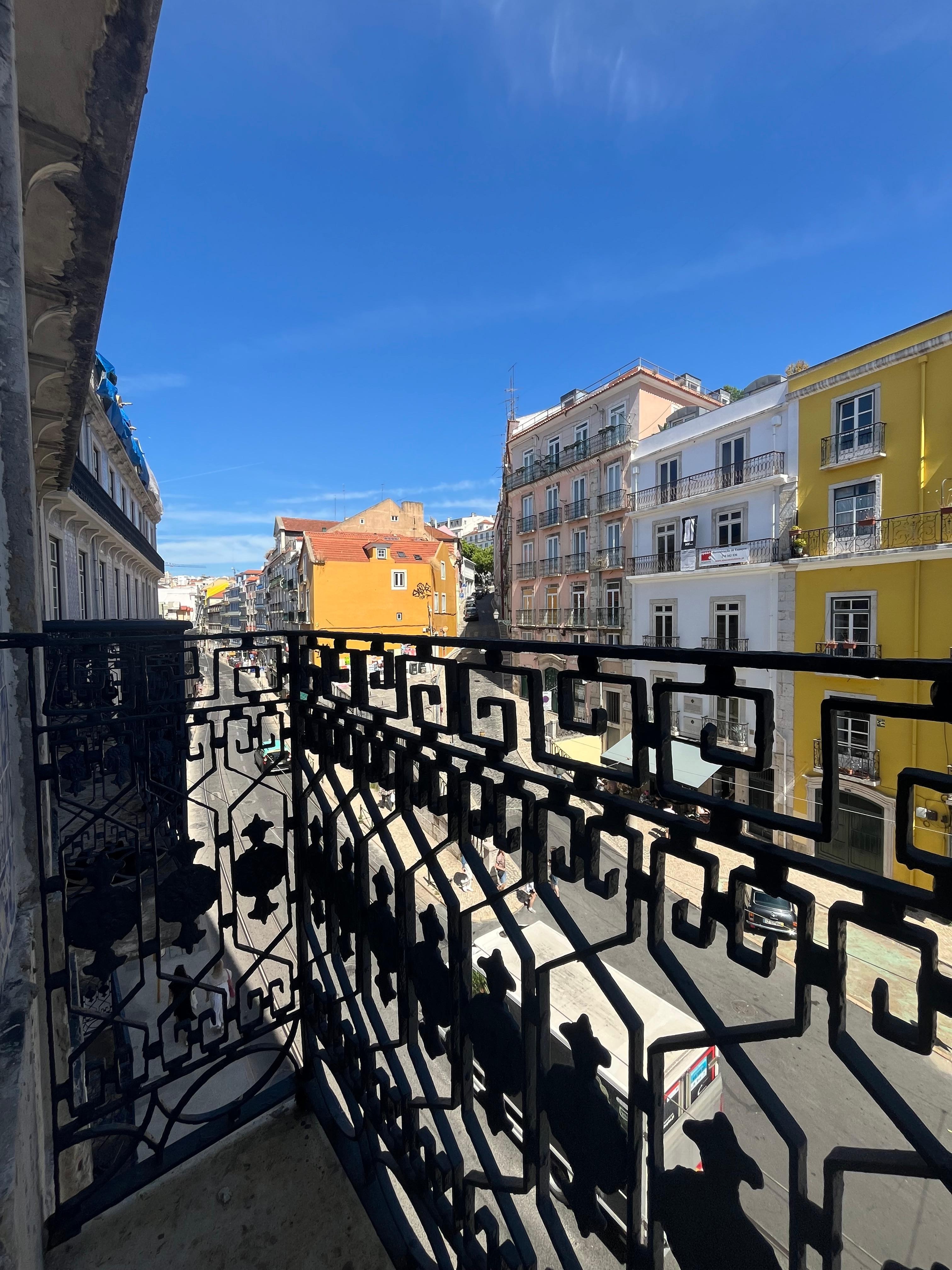 Utsikt fra soverom. Ikke noe merkbar støy fra vindu. Elektrisk rullegardin skjermet for morgensolen. 