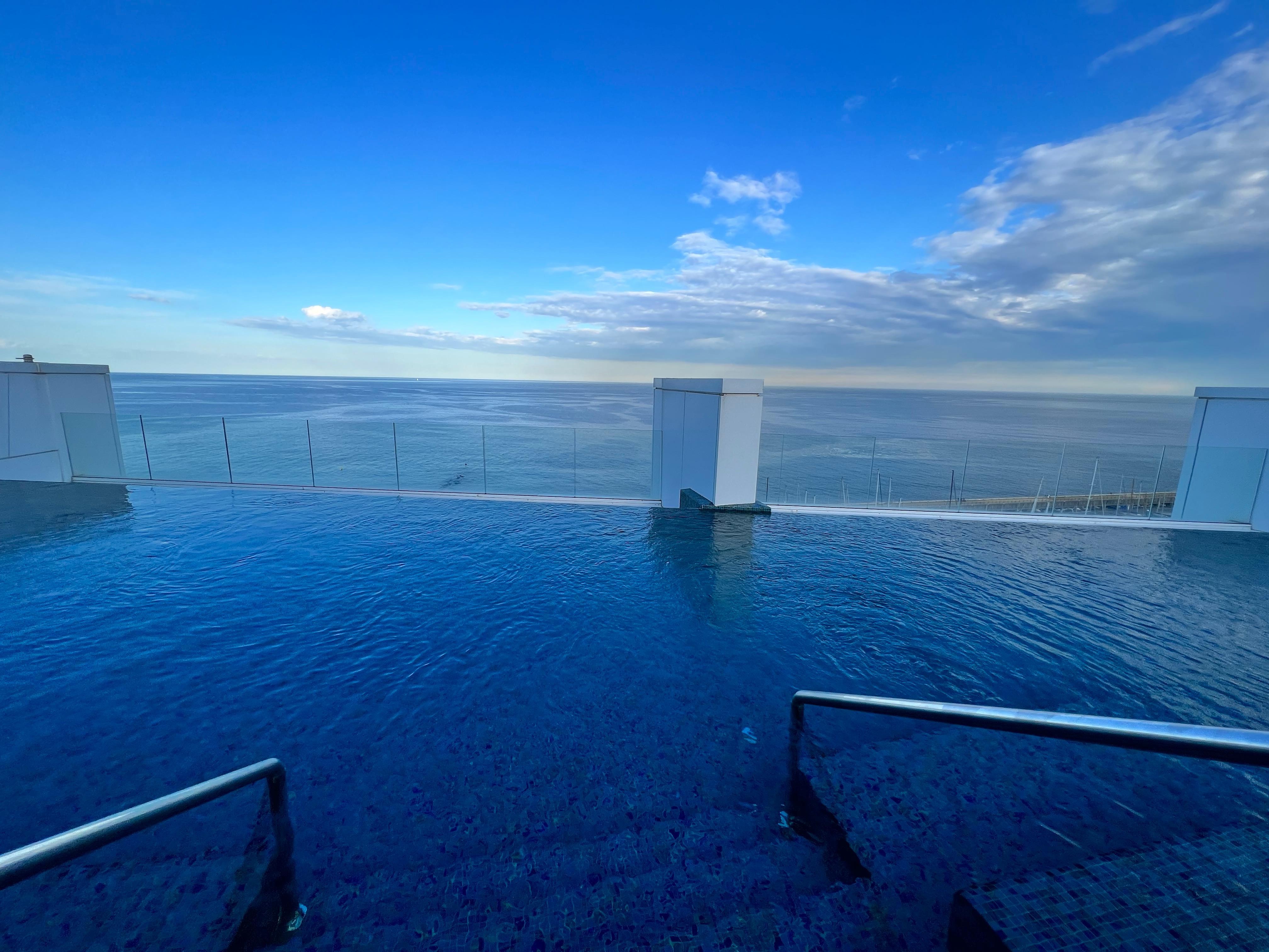 Vista piscina panorâmica