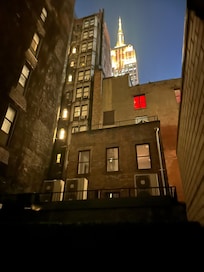 Outside on our balcony we can see the Empire State Building. The city alley vibes are vibing!