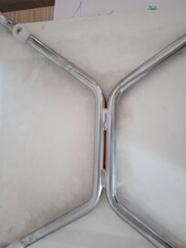 La chaise en dessous a droite jai passer un coup donc on voit la différence de couleur