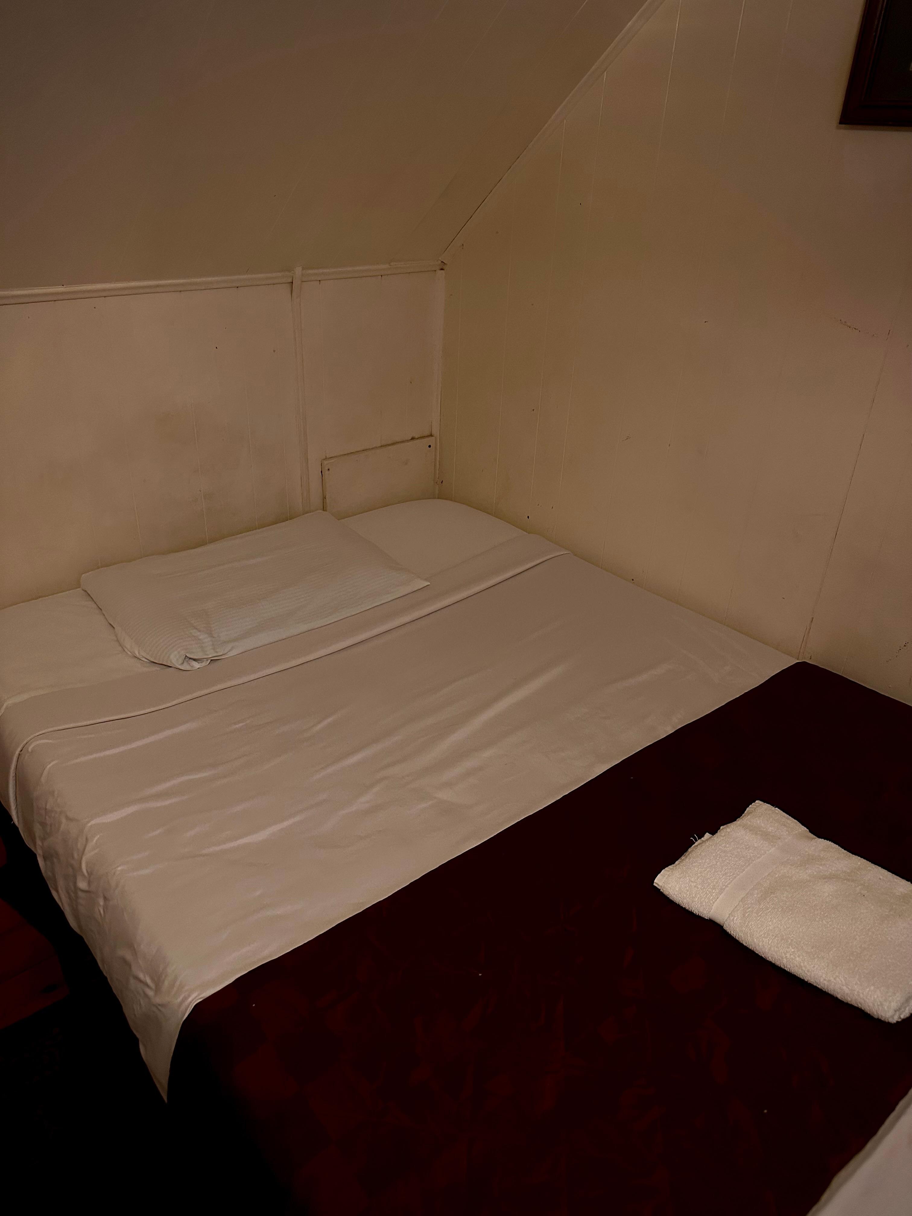 Dirty bees with extremely flat pillow
