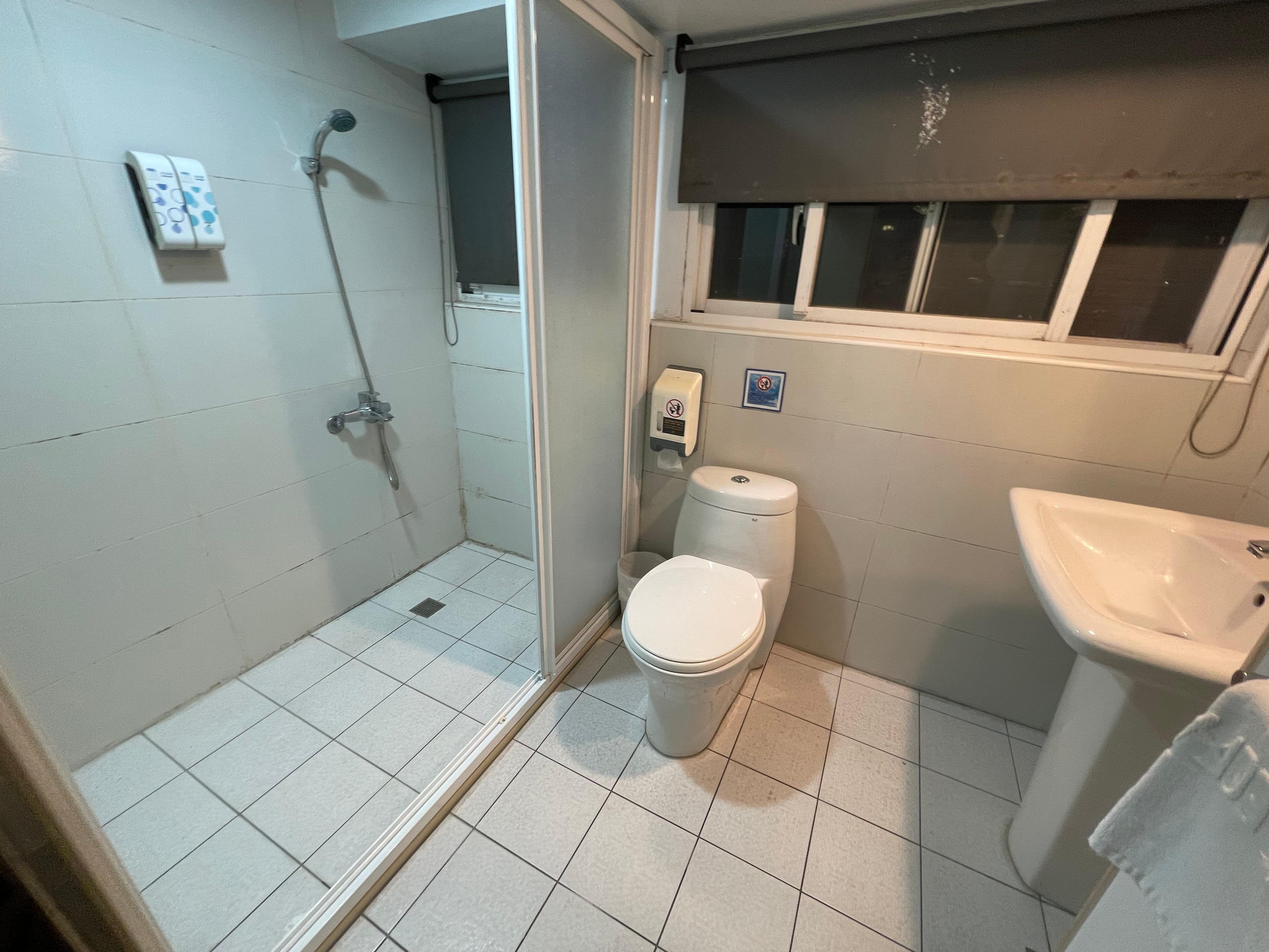 ブラインドに白いのはカビ
窓際にも結構黒いカビがついてました