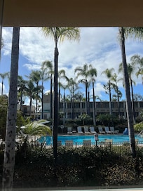 Fra rommet! Bestill med bassengutsikt!