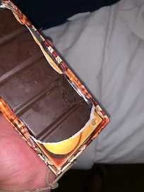 Billede af chokoladen som rotten havde spist af. Dyr chokolade forresten... 120.000 IDR