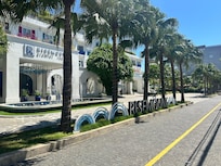 그랩을 타고 다니느라 주차는 의미가없었지만 넓은 주차장!