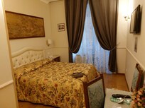 In de kamer een bed, tafel, paar stoelen en airco