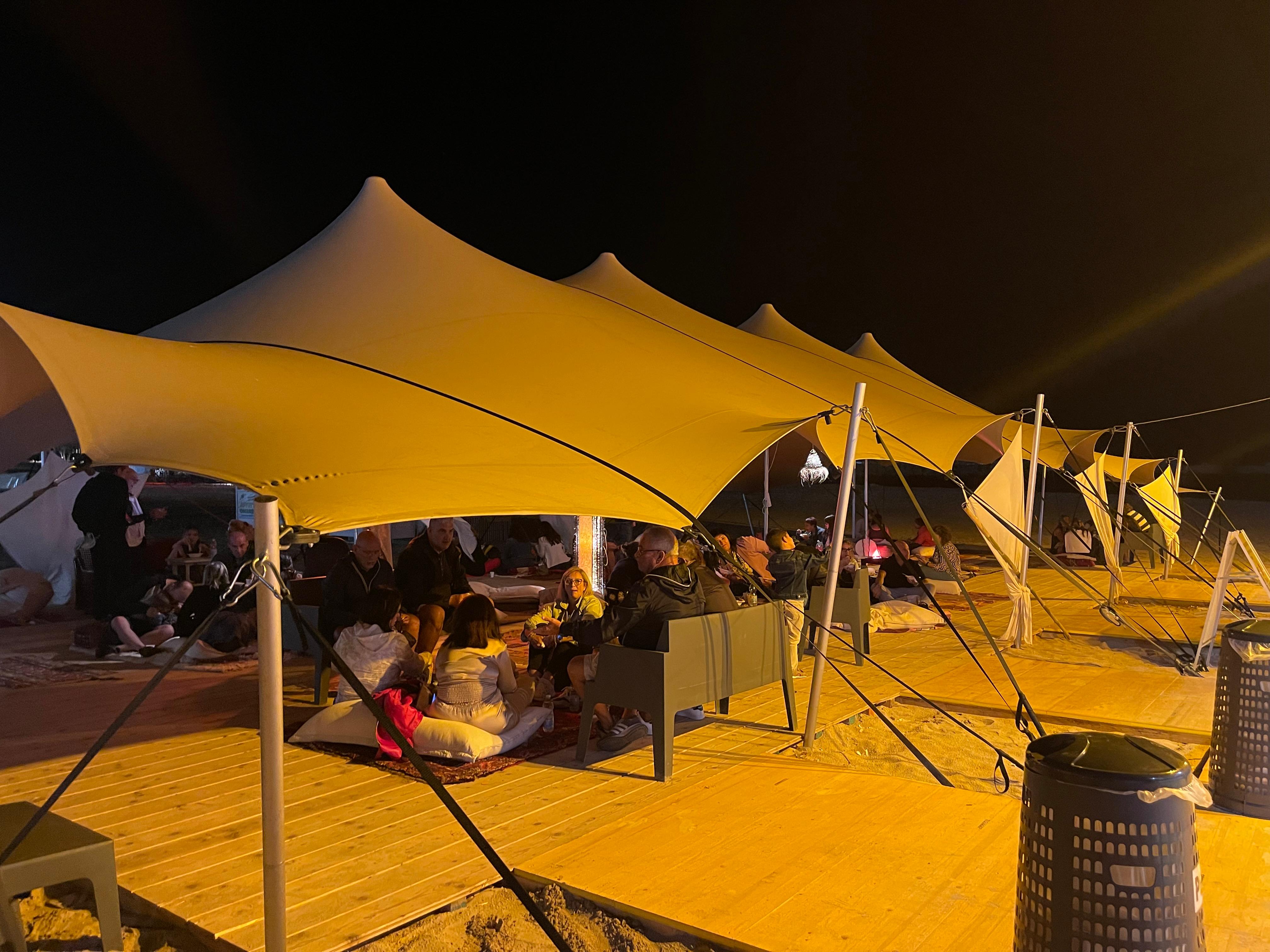 La tente du repas du couscous festival