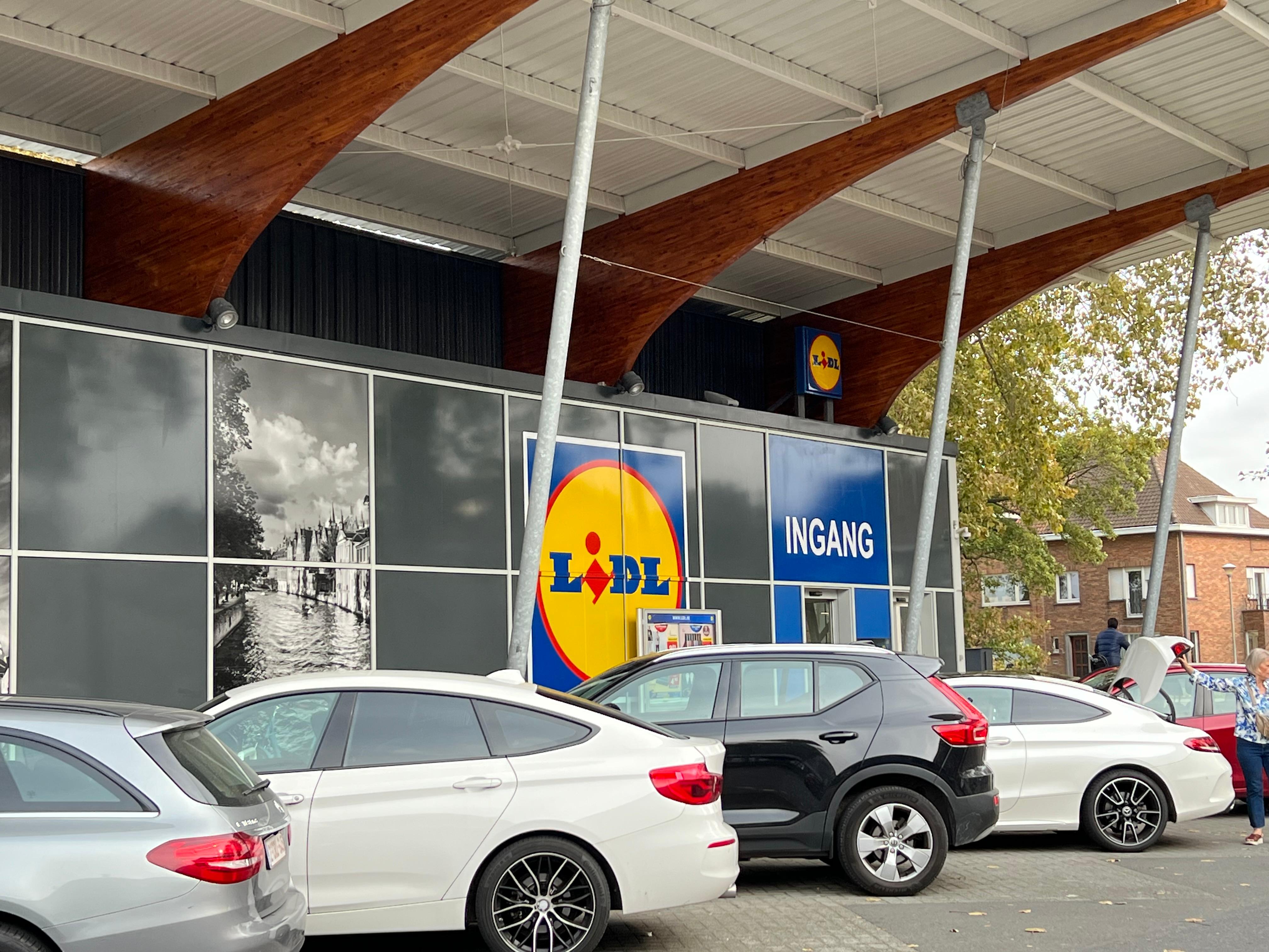 Lidl is only 1 min drive away