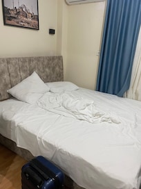 Recebemos um quarto bagunçado e depois fomos realocados