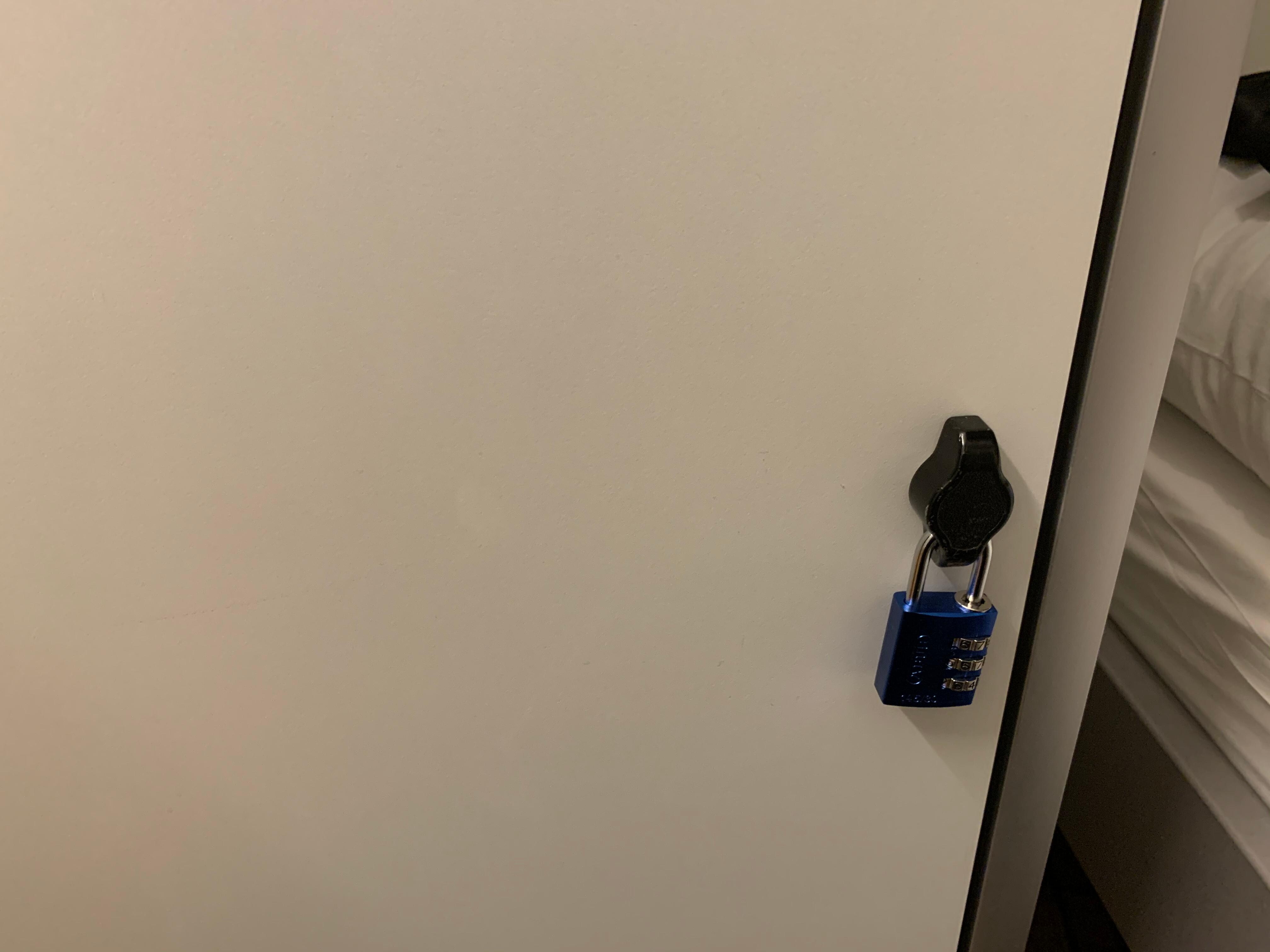 南京錠で鍵をするロッカーがある。小さいキャリーなら入るかも(要確認)