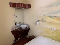 Waschbecken außerhalb des Badezimmers