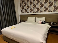 Superior room with very comfortable Q bed.