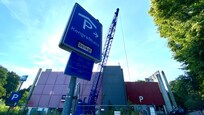 Parkeringshuset var stängt. Hela kvarteret var fullt med privatbilar. Aldrig sett sämre lösning någonstans i världen. Fyrstjärniga hotel gör inte så här mot sina betalande gäster!