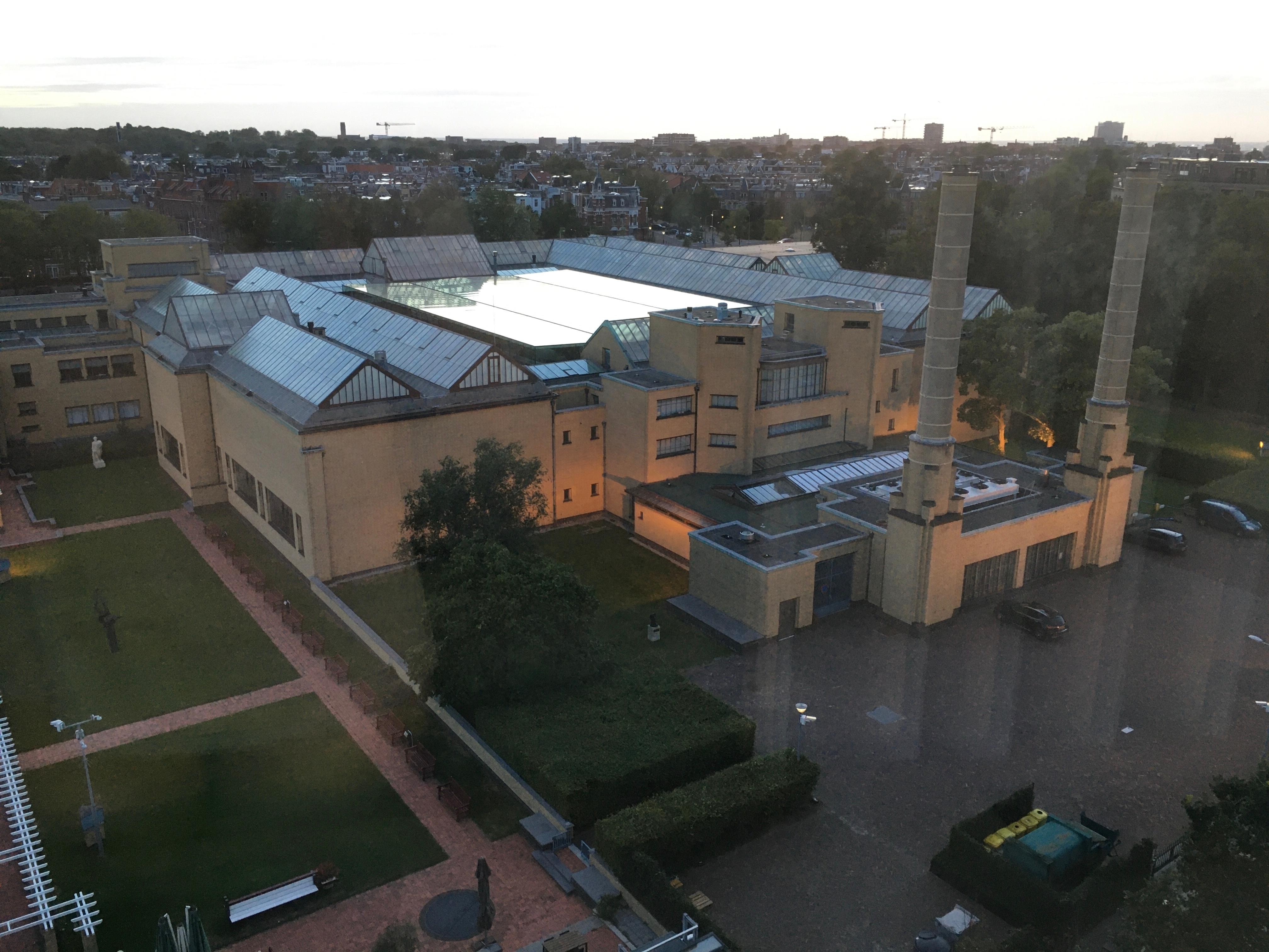 Uitzicht op Den Haag kunstmuseum vanuit kamer