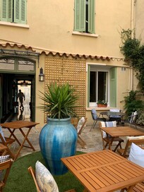 Petit déjeuner dans cette jolie cour