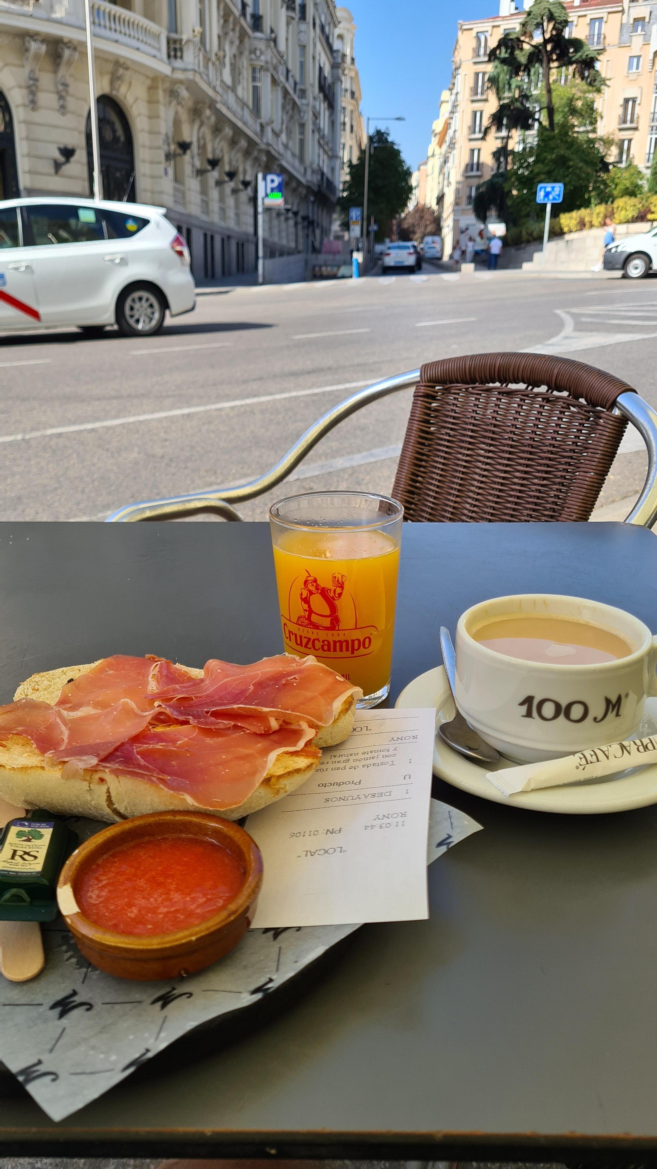 Trevligt frukost-lunchställe precis utanför hotellet.