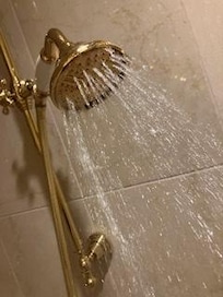 ..lassen die Dusche nicht richtig fliessen. Eine regelmässige Entkalkung/Reinigung würde dem abhelfen.