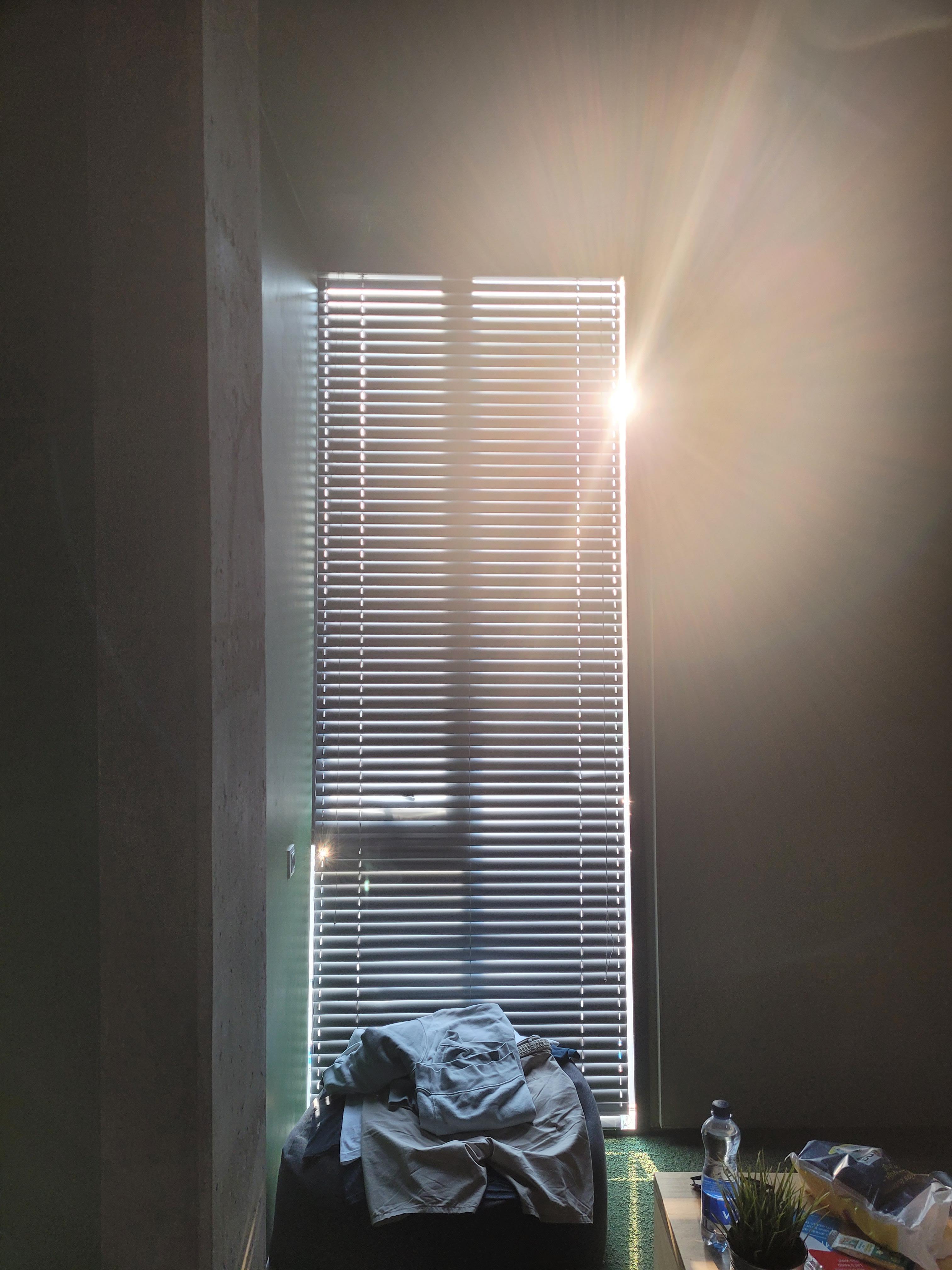 Sun beaming trough the Venetian Blinds will definitely wake you up!!!