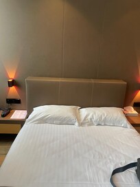 Vores værelse - der var daglig rengøring og nye håndklæder 👍