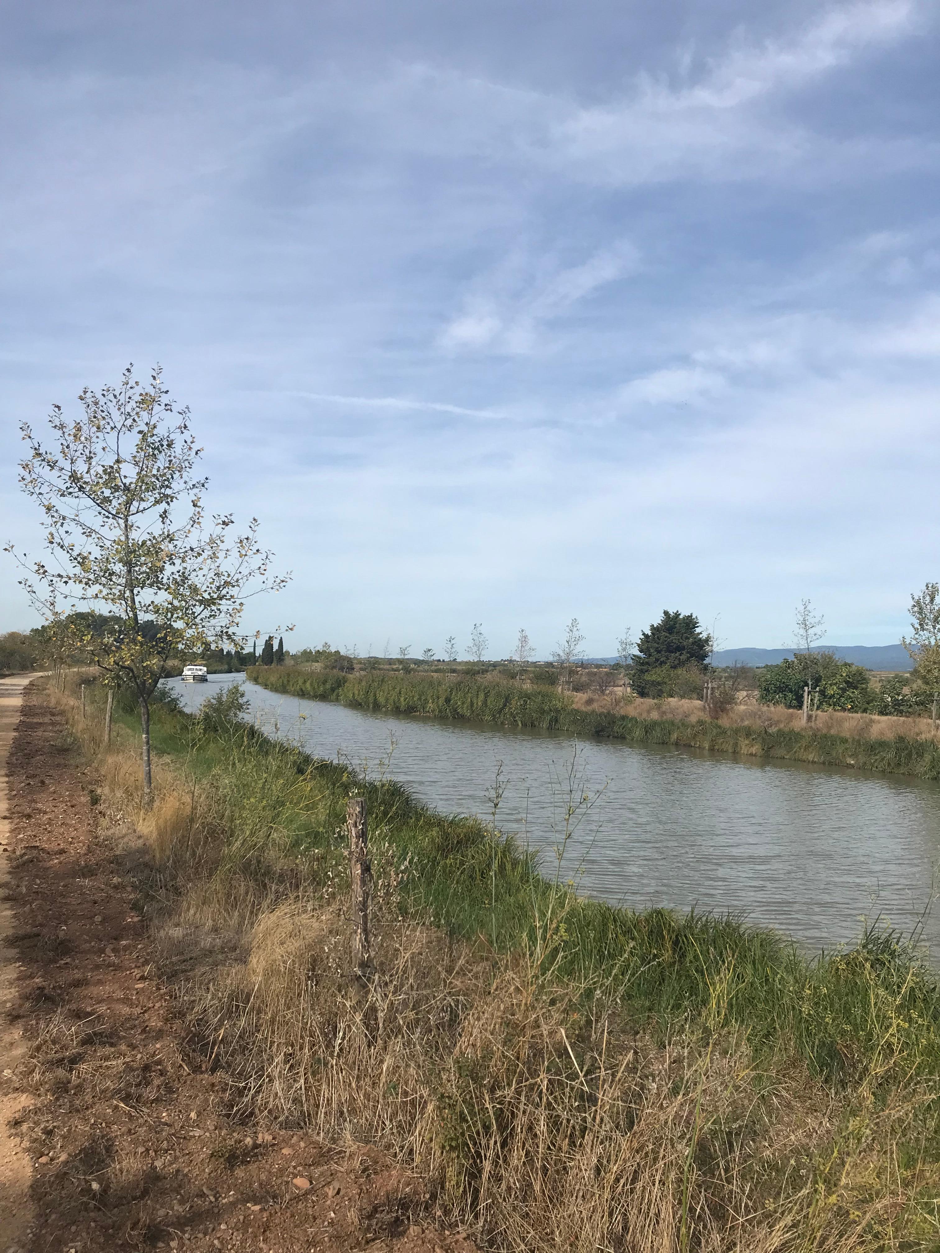 Canal du Midi strax bredvid inbjuder till såväl promenader som cykelturer