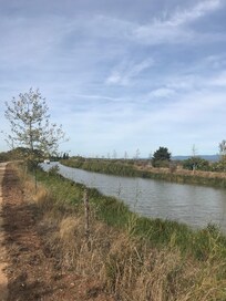 Canal du Midi strax bredvid inbjuder till sÄvÀl promenader som cykelturer