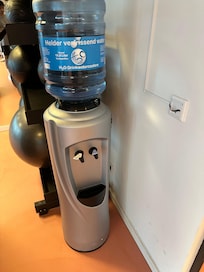 Wasserspender aber keine Becher