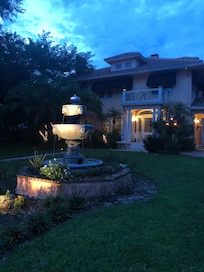 Magnolia Inn at night