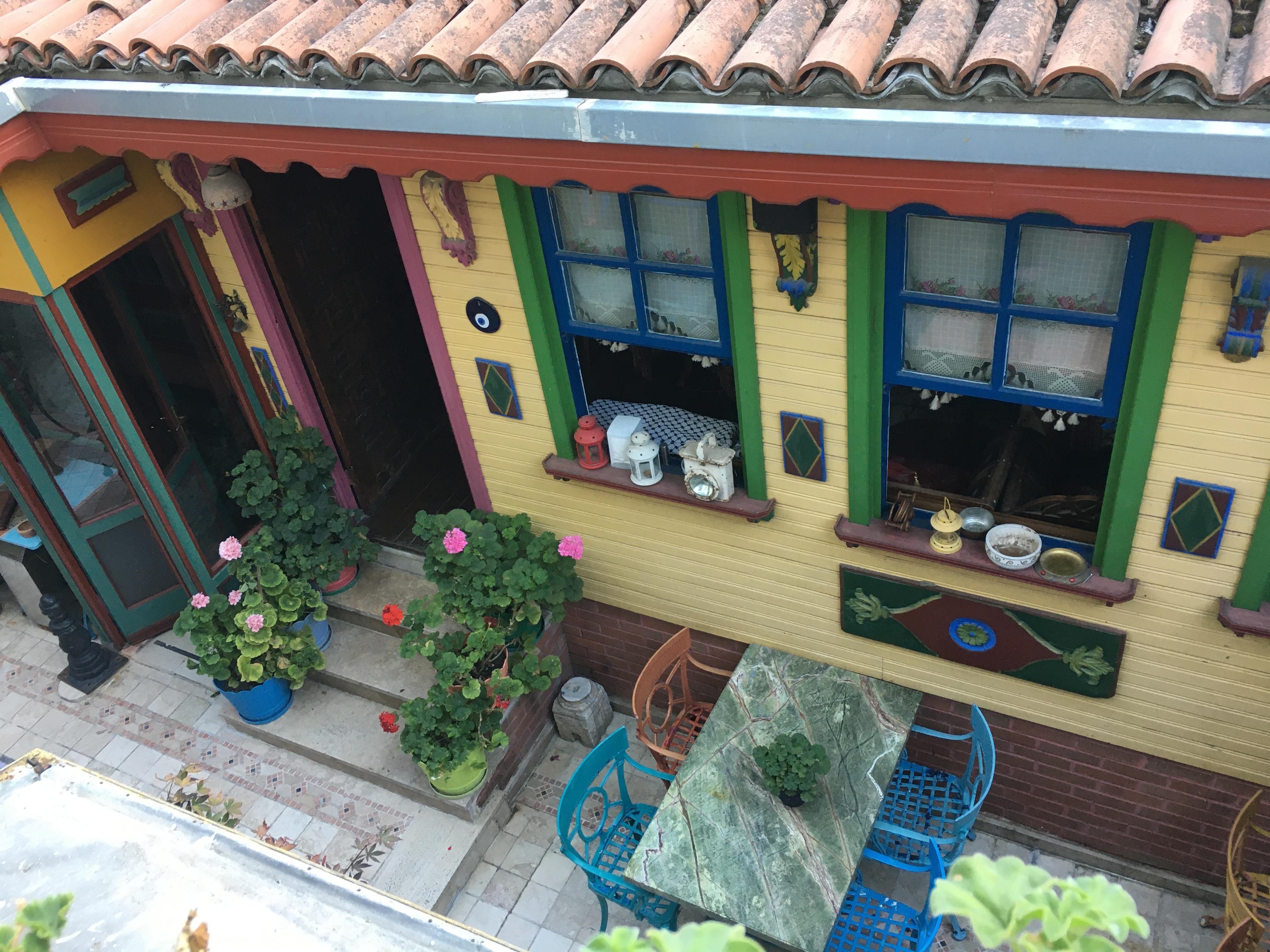 窓から下を見る