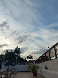 Terraço com piscina, academia e vista para a Igreja de Nossa Senhora da Glória do Outeiro