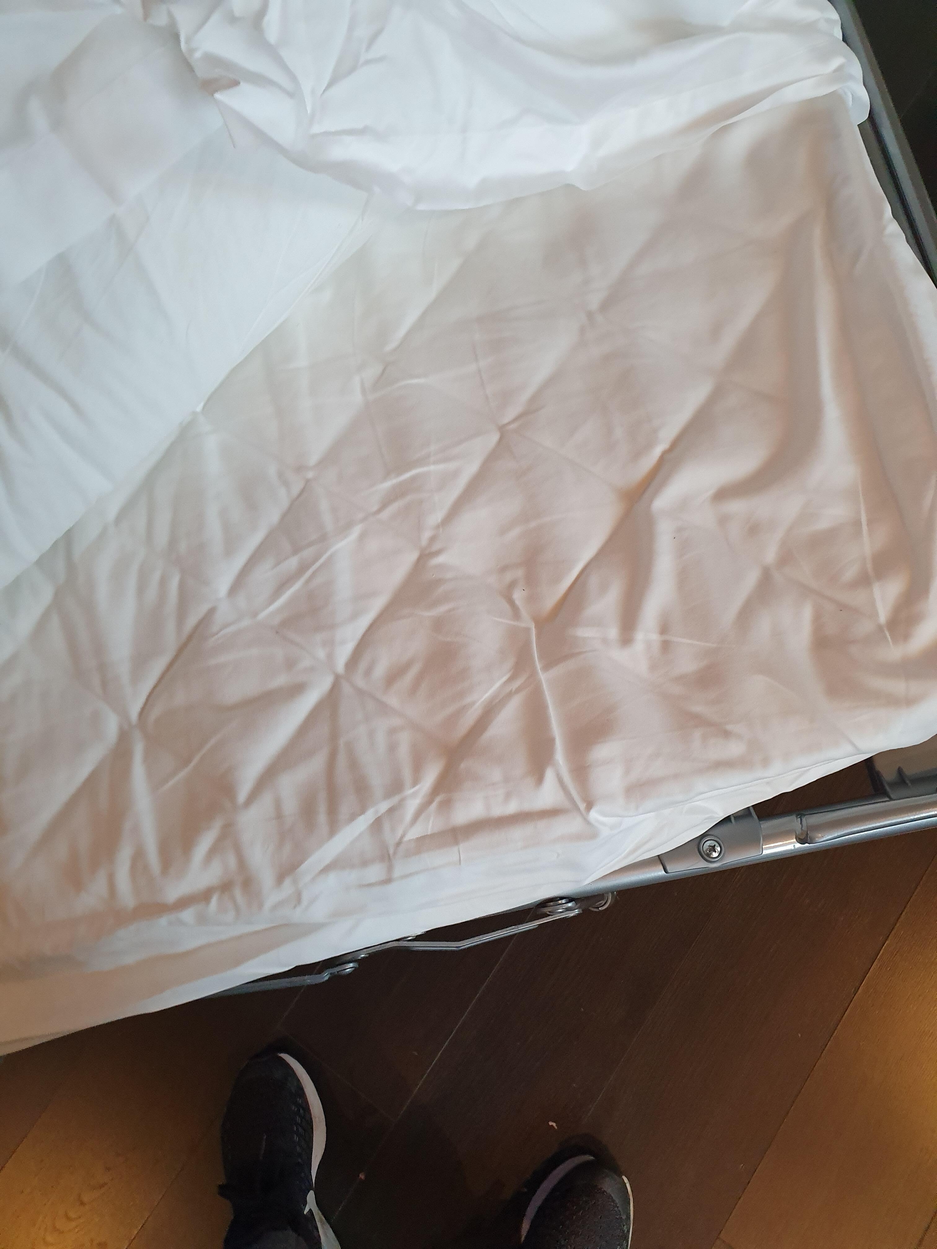 Som ni ser är det endast ett tunt tyg som täcker fjädrarna i den så kallade madrassen.... det gick verkligen inte att sova på den. Tre täcken fick bli en madrass istället...