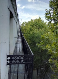 Unten Straße und oben Blick ins grüne.