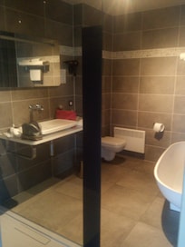 Schönes grosses Badezimmer