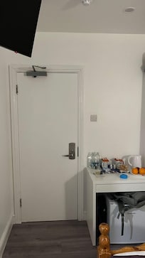 Entrada + escritorio con desayuno