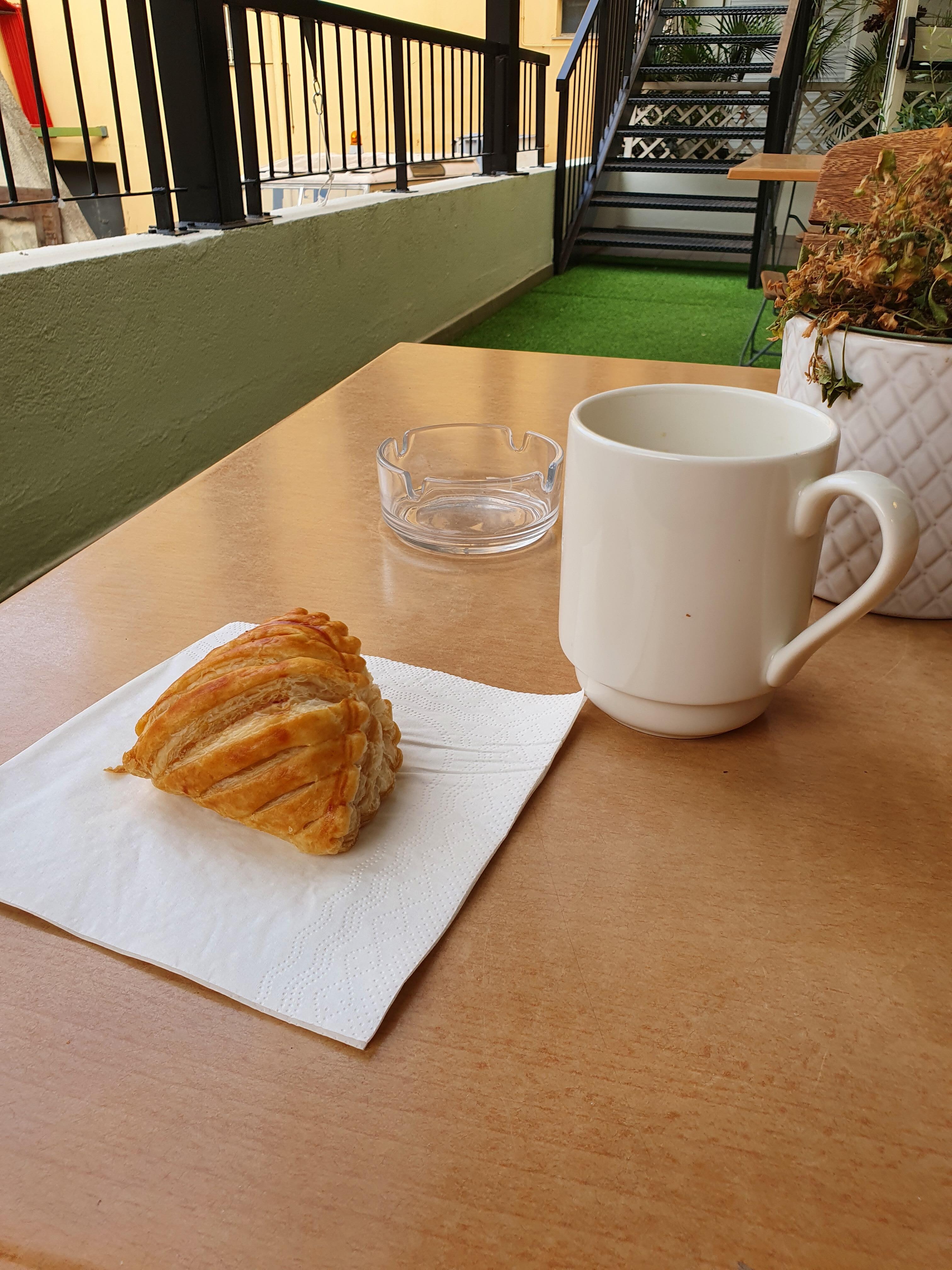 Liten terrasse utenfor frokostsal